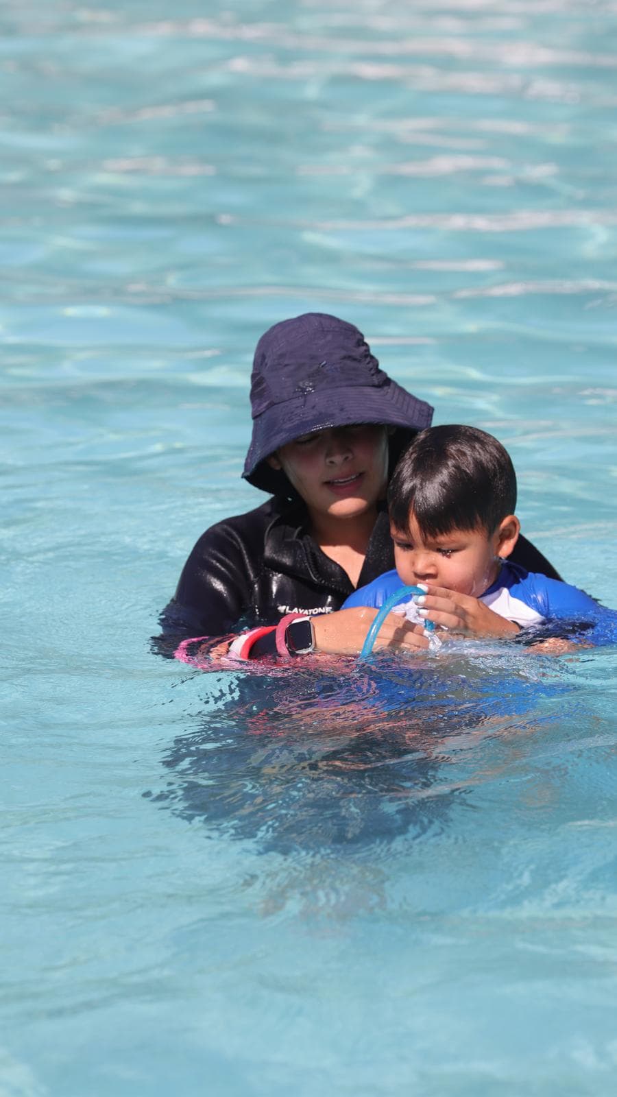 Clase de natacion para nino pequeno